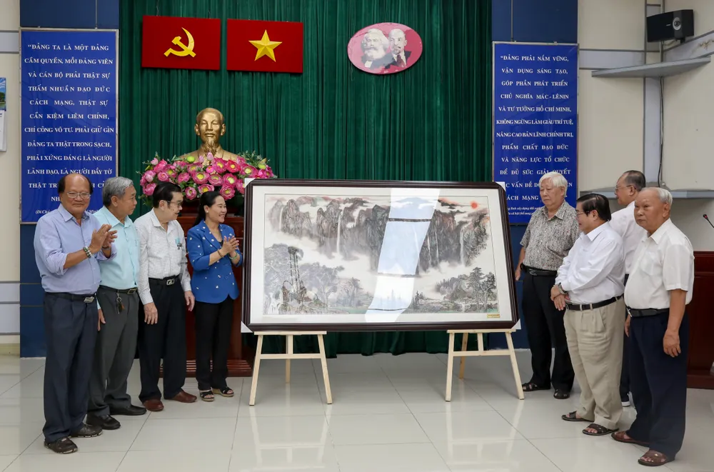 Đồng chí Nguyễn Thị Lệ nhận bức tranh thủy mặc do Hội quán người Hoa tại quận 5 trao tặng. Ảnh: THẢO LÊ Đồng chí Nguyễn Thị Lệ nhận bức tranh thủy mặc do Hội quán người Hoa tại quận 5 trao tặng. Ảnh: THẢO LÊ