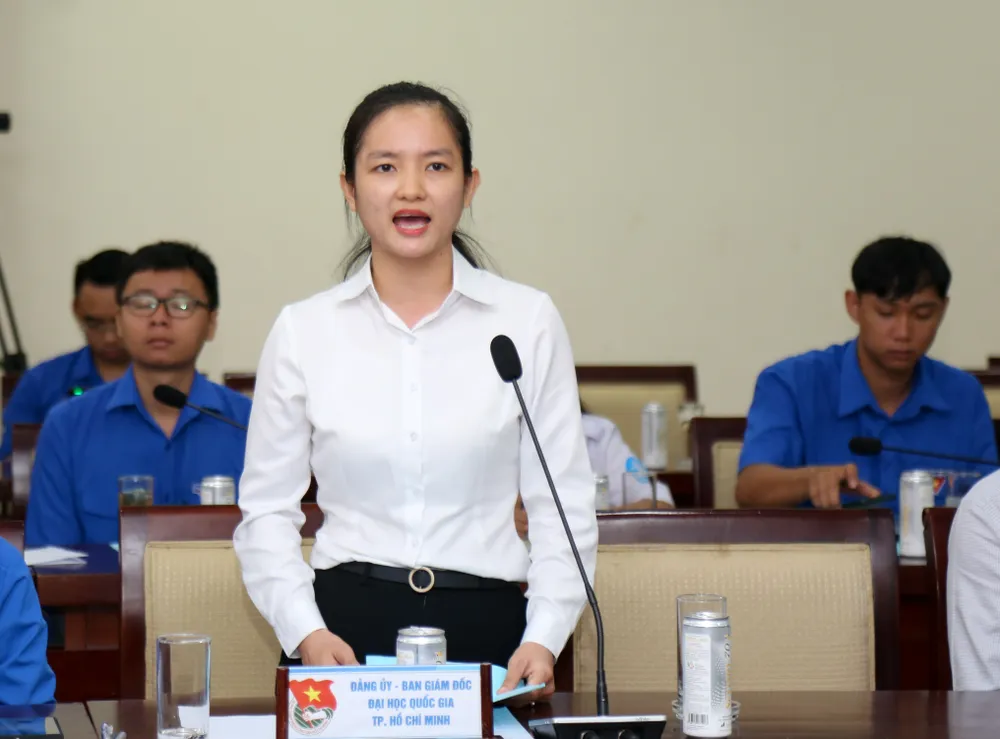 Bí thư Ban Cán sự Đoàn Đại học Quốc gia TPHCM Phùng Thị Diệu Hương nêu ý kiến. Ảnh: THẢO LÊ Bí thư Ban Cán sự Đoàn Đại học Quốc gia TPHCM Phùng Thị Diệu Hương nêu ý kiến. Ảnh: THẢO LÊ