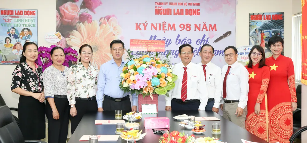Đoàn đại biểu TPHCM đến thăm Báo Người Lao Động. Ảnh: THẢO LÊ Đoàn đại biểu TPHCM đến thăm Báo Người Lao Động. Ảnh: THẢO LÊ