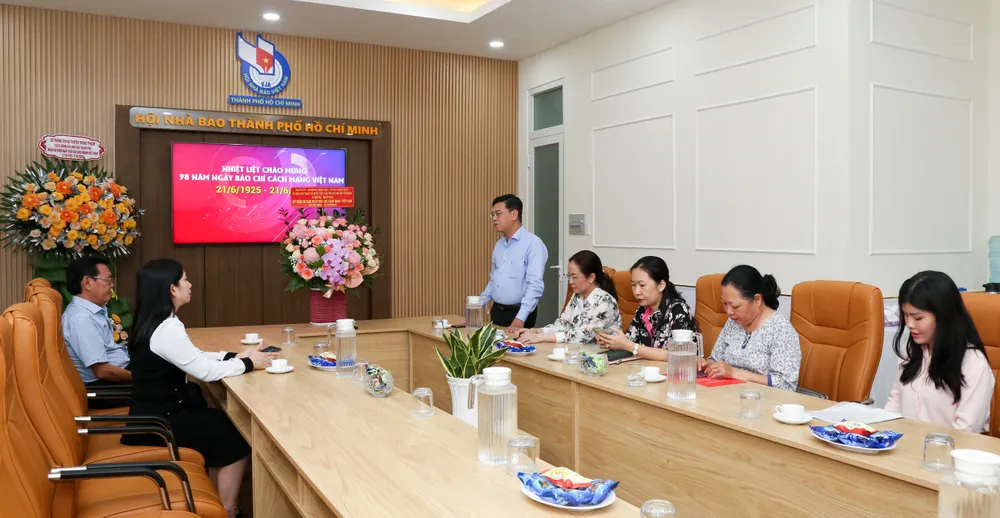 Đoàn đại biểu trao đổi với Hội Nhà báo TPHCM. Ảnh: THẢO LÊ Đoàn đại biểu trao đổi với Hội Nhà báo TPHCM. Ảnh: THẢO LÊ