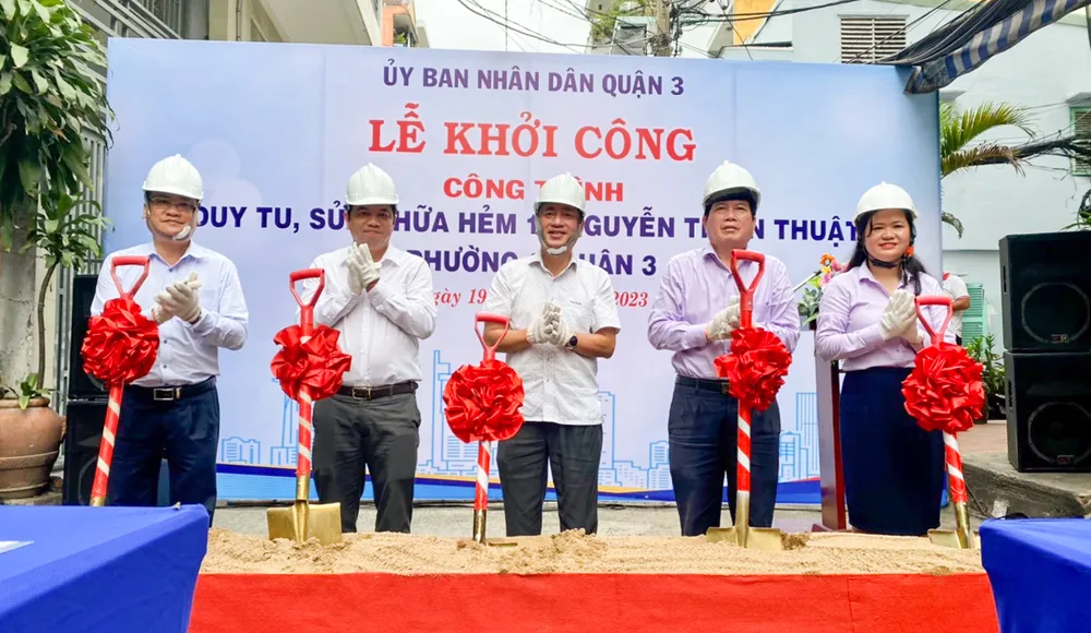 Bí thư Quận ủy quận 3 Phạm Thành Kiên (giữa) dự lễ khởi công công trình duy tu, sửa chữa hẻm 16 Nguyễn Thiện Thuật Bí thư Quận ủy quận 3 Phạm Thành Kiên (giữa) dự lễ khởi công công trình duy tu, sửa chữa hẻm 16 Nguyễn Thiện Thuật
