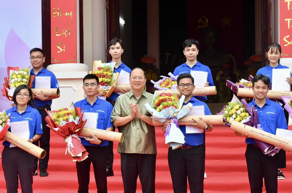 Phó Bí thư Thành ủy TPHCM Nguyễn Hồ Hải tặng hoa chúc mừng các chiến sĩ tình nguyện được kết nạp Đảng. Ảnh: VIỆT DŨNG Phó Bí thư Thành ủy TPHCM Nguyễn Hồ Hải tặng hoa chúc mừng các chiến sĩ tình nguyện được kết nạp Đảng. Ảnh: VIỆT DŨNG