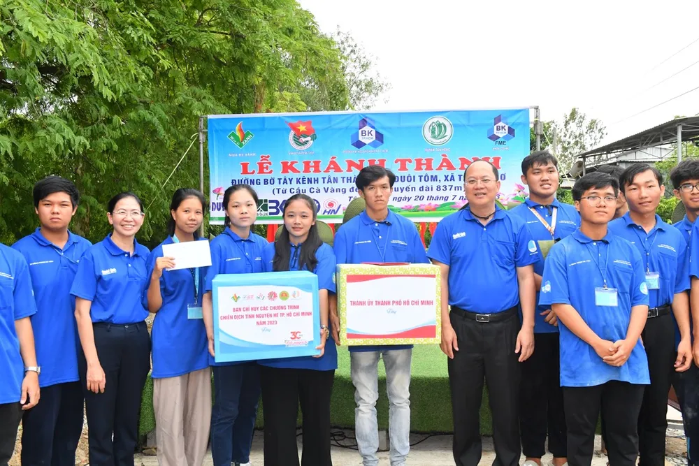 Đoàn đại biểu TPHCM tặng quà cho các chiến sĩ tình nguyện Mùa hè xanh tại xã Tân Hộ Cơ. Ảnh: VIỆT DŨNG Đoàn đại biểu TPHCM tặng quà cho các chiến sĩ tình nguyện Mùa hè xanh tại xã Tân Hộ Cơ. Ảnh: VIỆT DŨNG