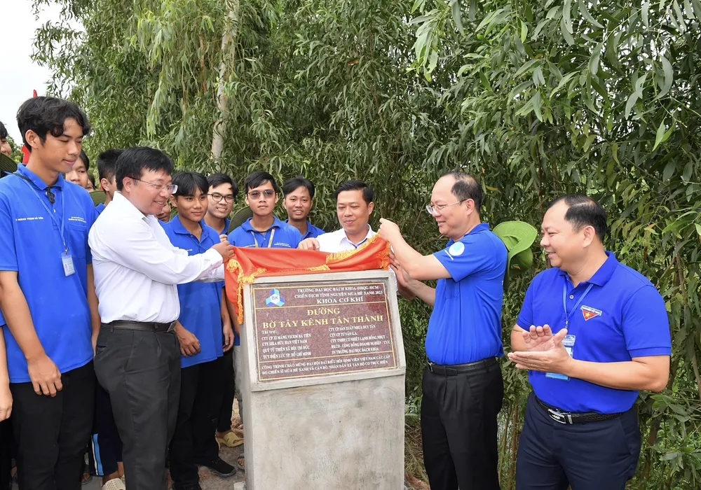 Đoàn lãnh đạo TPHCM và tỉnh Đồng Tháp thực hiện nghi thức mở bảng tên đường. Ảnh: VIỆT DŨNG Đoàn lãnh đạo TPHCM và tỉnh Đồng Tháp thực hiện nghi thức mở bảng tên đường. Ảnh: VIỆT DŨNG