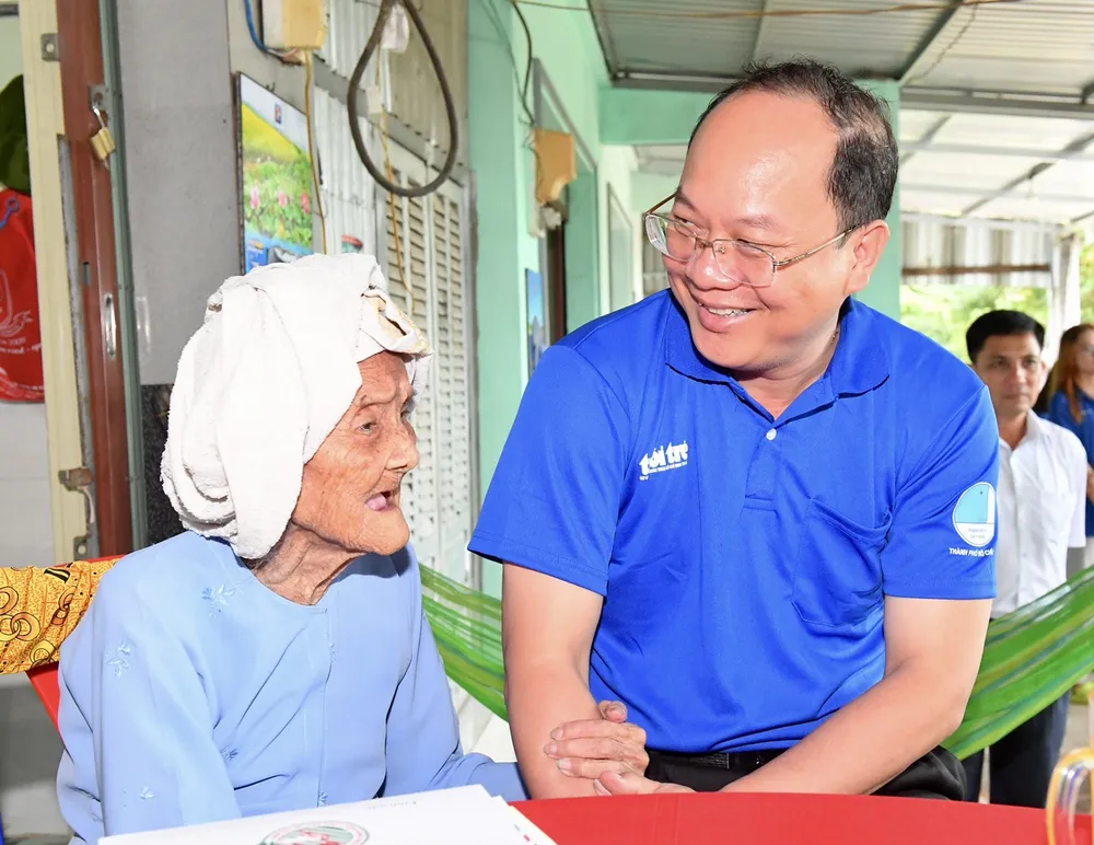 Phó Bí thư Thành ủy TPHCM Nguyễn Hồ Hải thăm Bà mẹ Việt Nam Anh Hùng Nguyễn Thị Nghiệp. Ảnh: VIỆT DŨNG Phó Bí thư Thành ủy TPHCM Nguyễn Hồ Hải thăm Bà mẹ Việt Nam Anh Hùng Nguyễn Thị Nghiệp. Ảnh: VIỆT DŨNG