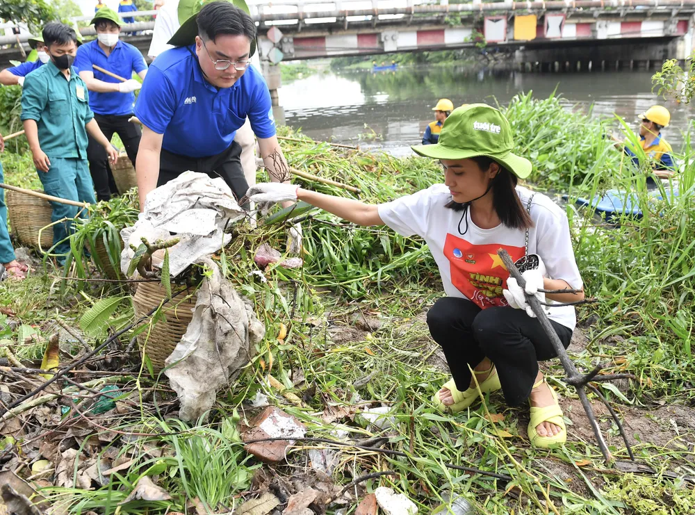 Chủ tịch Hội Liên hiệp Thanh niên Việt Nam TPHCM Ngô Minh Hải cùng các đoàn viên dọn vệ sinh môi trường. Ảnh: THẢO LÊ