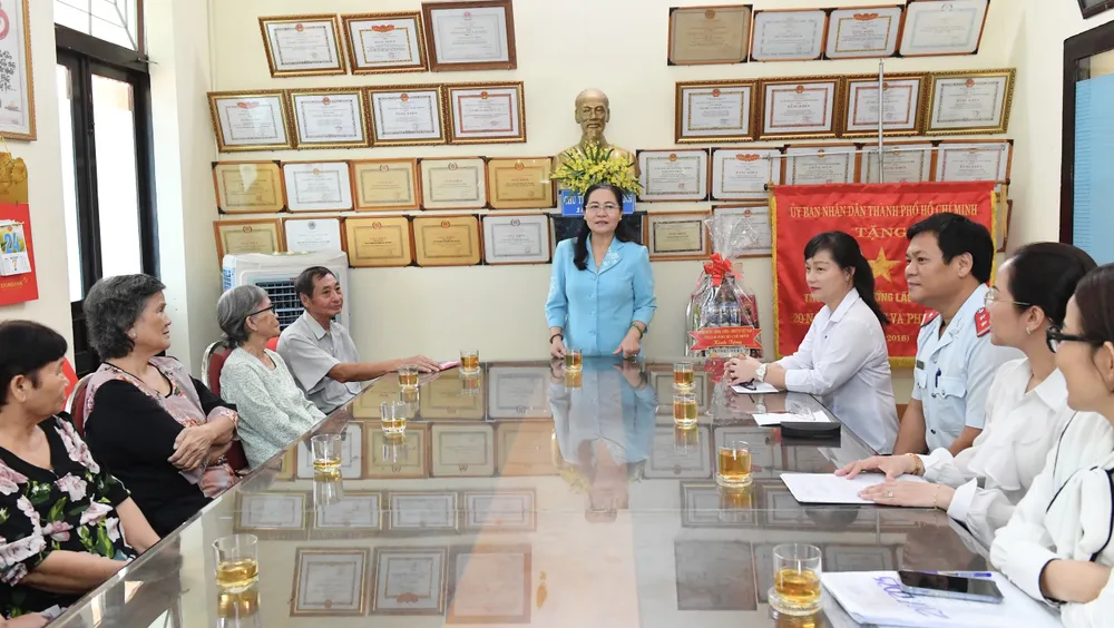 Chủ tịch HĐND TPHCM Nguyễn Thị Lệ thăm Trung tâm dưỡng lão Thị Nghè. Ảnh: VIỆT DŨNG