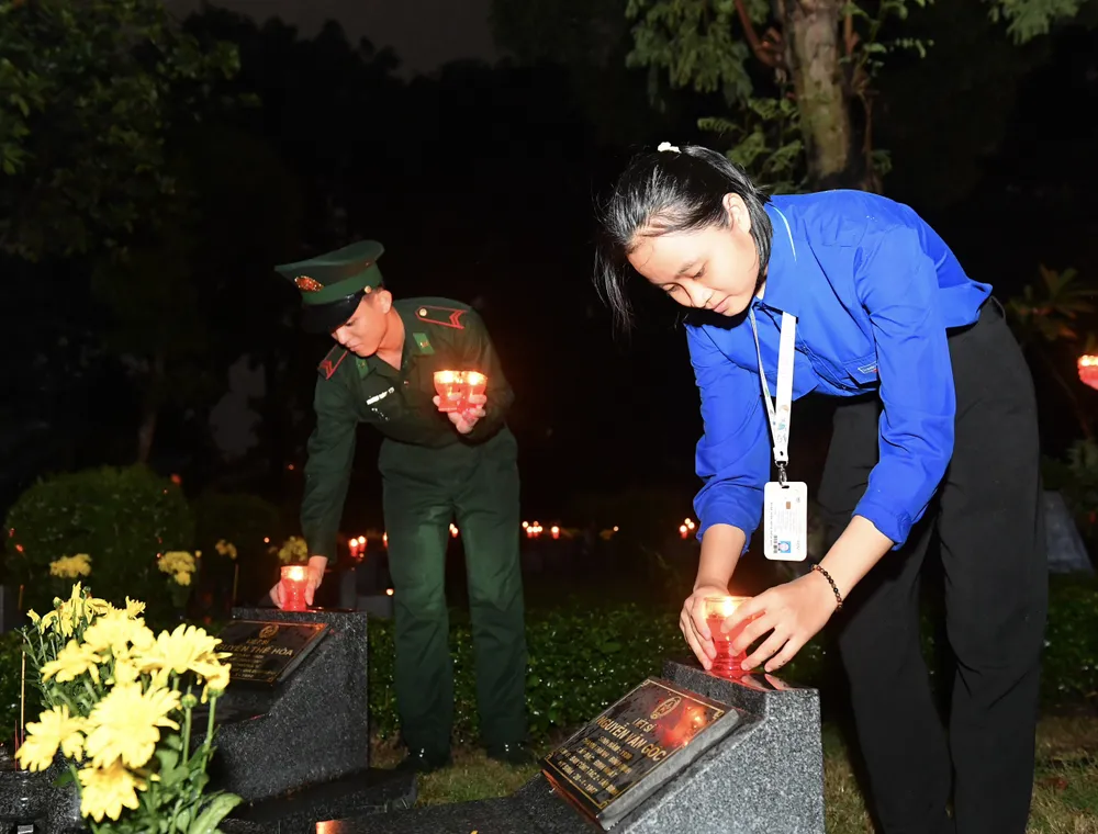 Đoàn viên, thanh niên TPHCM thắp nến tri ân các anh hùng liệt sĩ. Ảnh: VIỆT DŨNG Đoàn viên, thanh niên TPHCM thắp nến tri ân các anh hùng liệt sĩ. Ảnh: VIỆT DŨNG