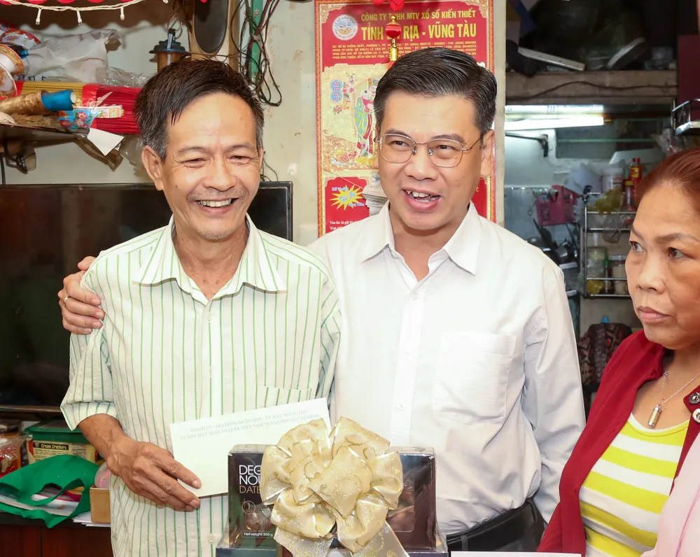 Phó Chủ tịch HĐND TPHCM Nguyễn Văn Dũng đến thăm, tặng quà thương binh Trần Phú Cường tại phường Nguyễn Thái Bình, quận 1. Ảnh: THẢO LÊ