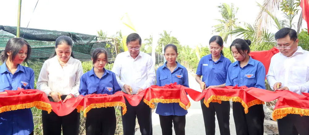 Đoàn đại biểu cắt băng khánh thành công trình “Thắp sáng đường quê”. Ảnh: THẢO LÊ Đoàn đại biểu cắt băng khánh thành công trình “Thắp sáng đường quê”. Ảnh: THẢO LÊ