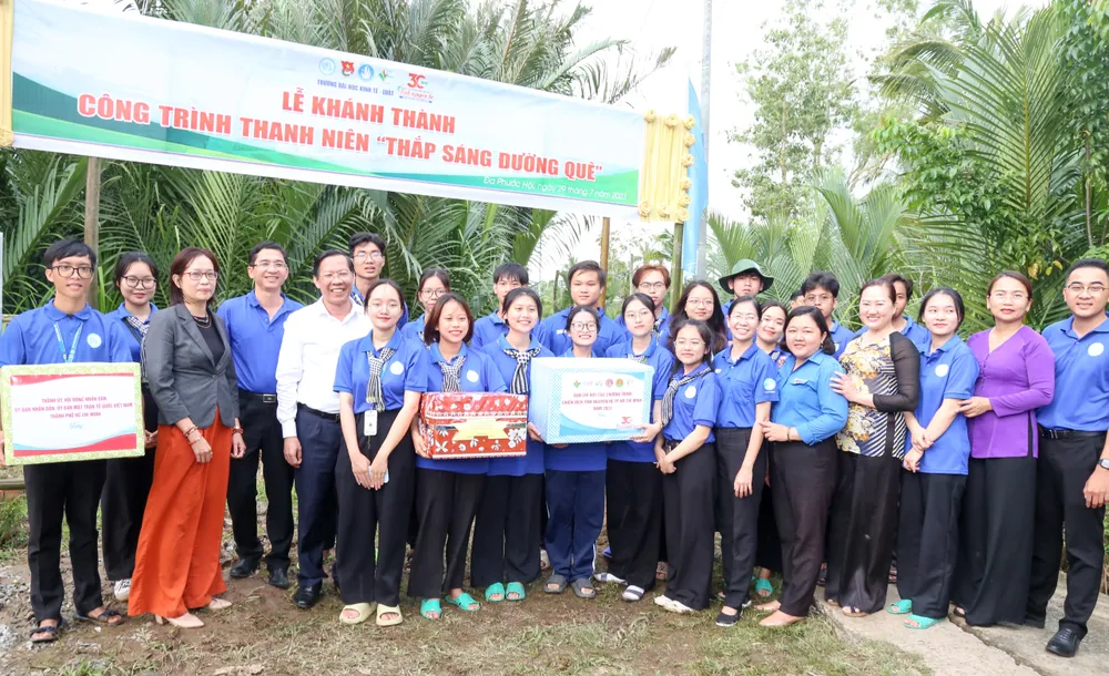 Đoàn đại biểu TPHCM chụp ảnh lưu niệm với các chiến sĩ tình nguyện Mùa hè xanh Trường Đại học Kinh tế - Luật, Đại học Quốc gia TPHCM. Ảnh: THẢO LÊ Đoàn đại biểu TPHCM chụp ảnh lưu niệm với các chiến sĩ tình nguyện Mùa hè xanh Trường Đại học Kinh tế - Luật, Đại học Quốc gia TPHCM. Ảnh: THẢO LÊ