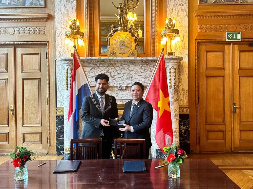 Lãnh đạo hai thành phố trao tặng những phần quà lưu niệm. Lãnh đạo hai thành phố trao tặng những phần quà lưu niệm.