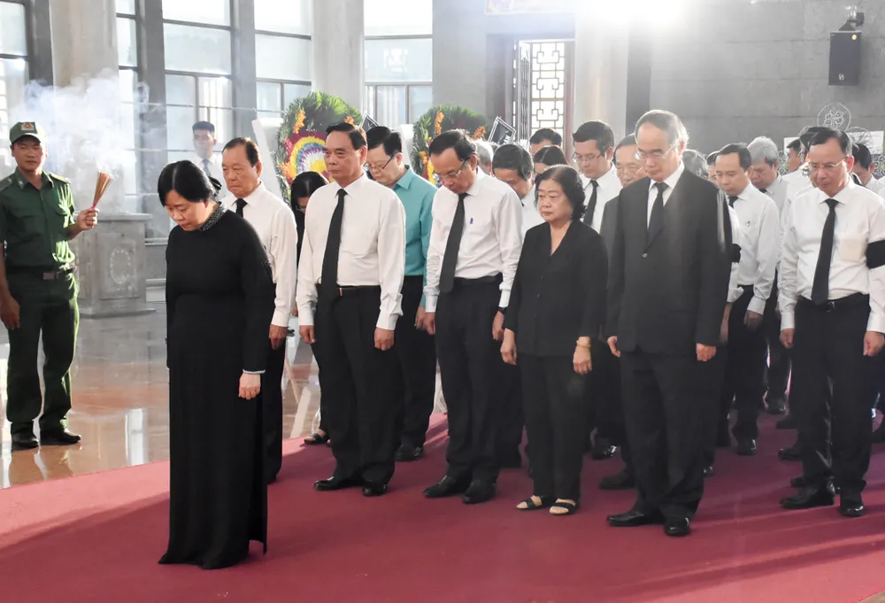 Đồng chí Bùi Thị Minh Hoài, Bí thư Trung ương Đảng, Trưởng Ban Dân vận Trung ương, làm Trưởng đoàn đến viếng tang đồng chí Trần Hồng Quân Đồng chí Bùi Thị Minh Hoài, Bí thư Trung ương Đảng, Trưởng Ban Dân vận Trung ương, làm Trưởng đoàn đến viếng tang đồng chí Trần Hồng Quân