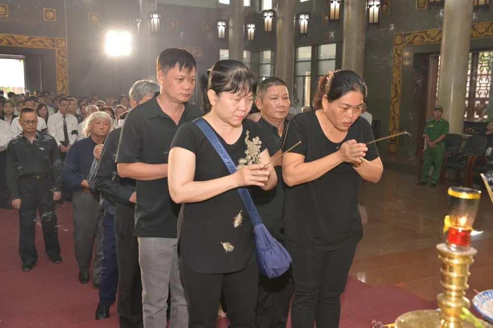 Nhiều người dân đến thắp nén hương tiễn biệt đồng chí Trần Hồng Quân. Ảnh: CAO THĂNG Nhiều người dân đến thắp nén hương tiễn biệt đồng chí Trần Hồng Quân. Ảnh: CAO THĂNG