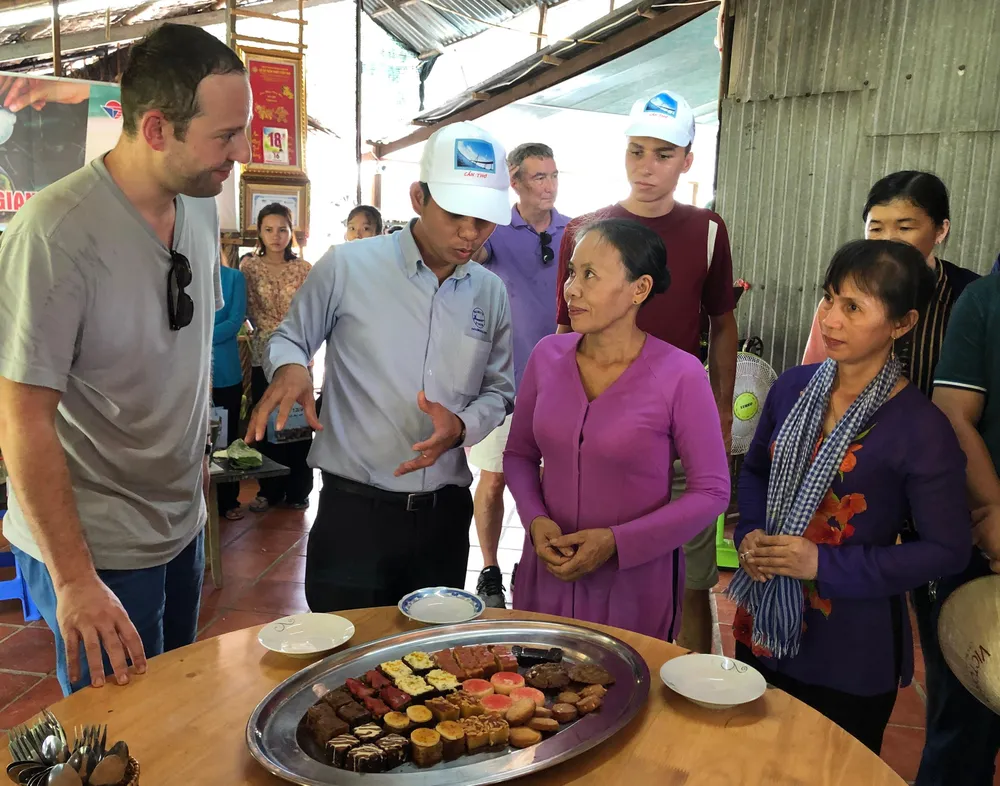 Tỷ phú Joe Lewis ấn tượng với bánh dân gian miền Tây ảnh 5