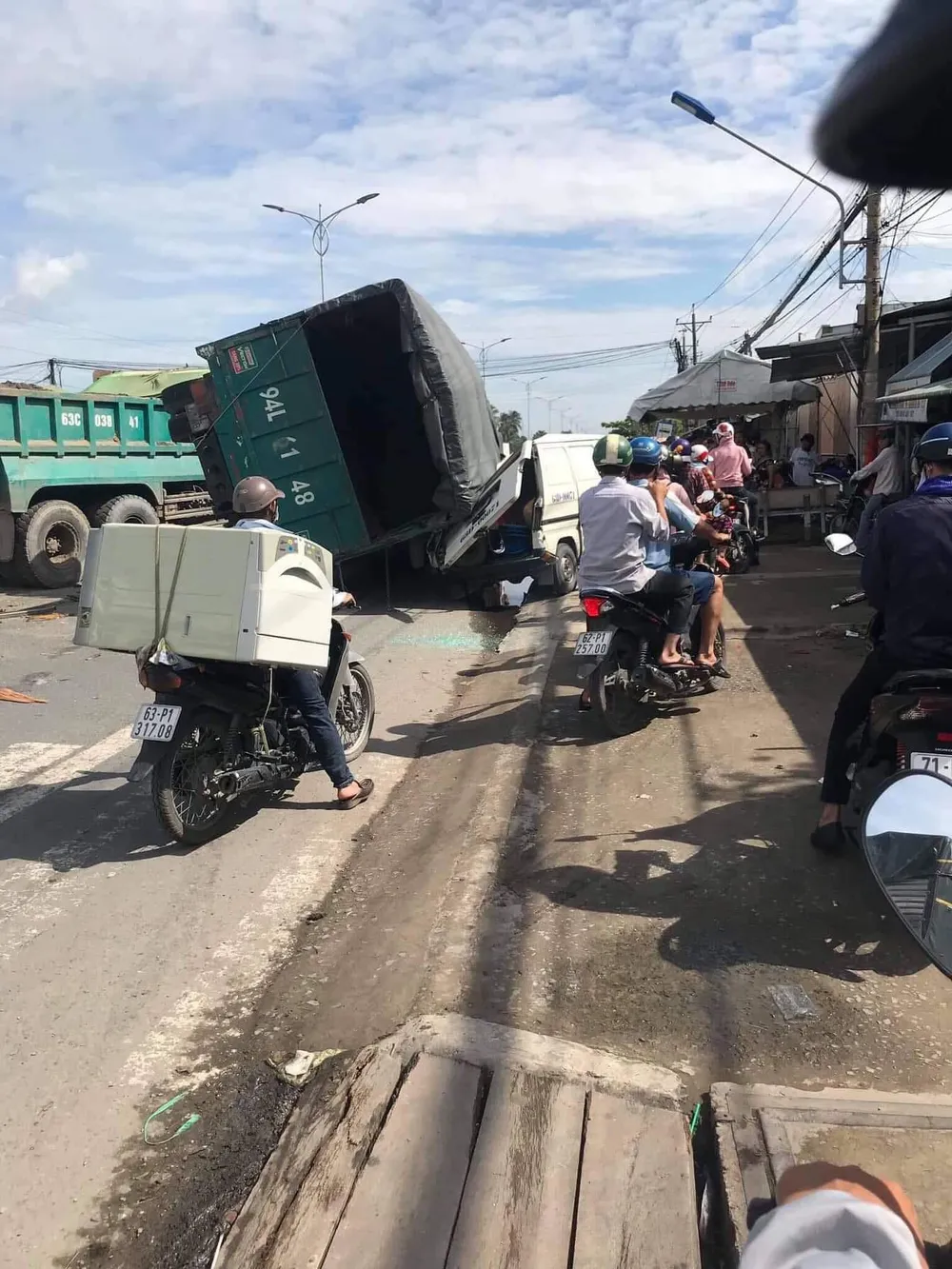 Tai nạn liên hoàn, giao thông tê liệt ảnh 2