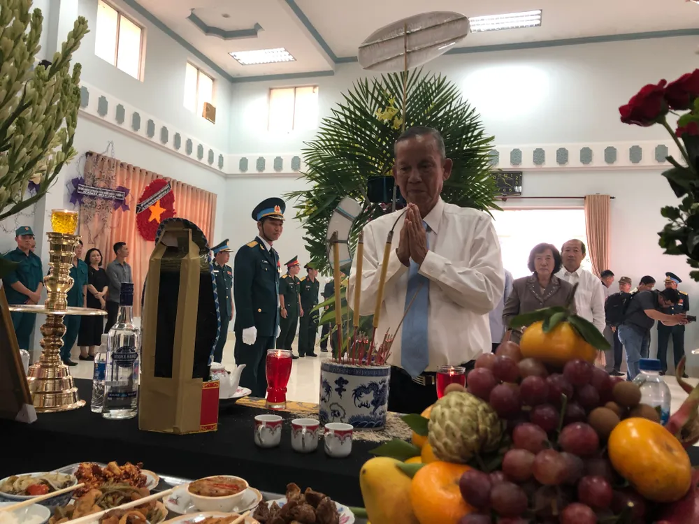 Người dân Đồng Tháp đẫm nước mắt viếng Anh hùng phi công Nguyễn Văn Bảy ảnh 6