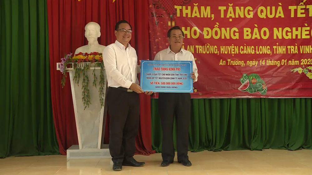 Bí thư Thành ủy TPHCM Nguyễn Thiện Nhân trao quà cho bà con nghèo tỉnh Trà Vinh ảnh 3