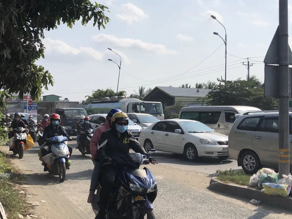 ĐBSCL: Giao thông ùn ứ nghiêm trọng trong ngày đầu nghỉ lễ  ảnh 5 ĐBSCL: Giao thông ùn ứ nghiêm trọng trong ngày đầu nghỉ lễ  ảnh 5