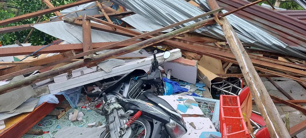 Mưa lớn, lốc xoáy làm sập, tốc mái 24 căn nhà ở Vĩnh Long ảnh 2 Mưa lớn, lốc xoáy làm sập, tốc mái 24 căn nhà ở Vĩnh Long ảnh 2