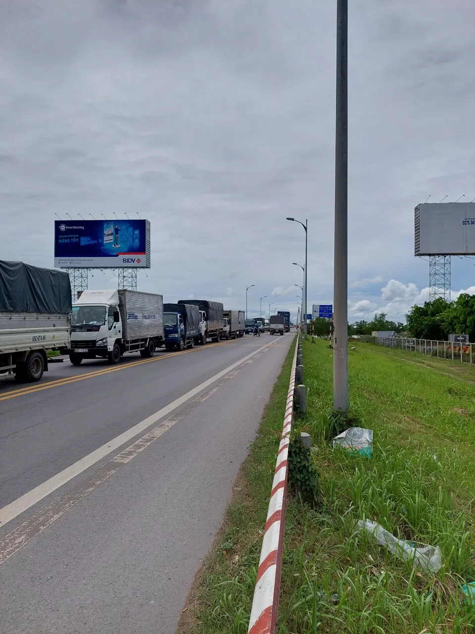 Xe qua cầu Rạch Miễu ùn ứ kéo dài một chiều từ Tiền Giang về Bến Tre ảnh 3