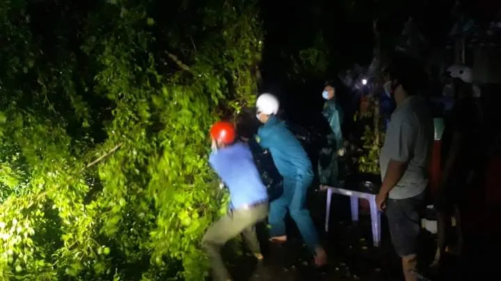 Bến Tre: Lốc xoáy làm sập và tốc mái nhiều căn nhà ảnh 3