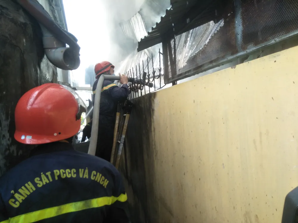 Cháy lớn tại một cơ sở kinh doanh vải, chăn, mền, thiêu rụi nhiều tài sản ảnh 3