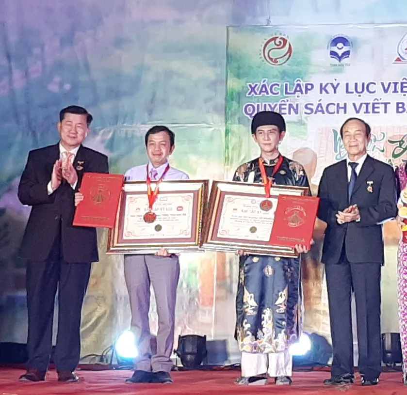 Xác lập kỷ lục thế giới quyển thư pháp “Nguyễn Đình Chiểu thi tuyển” ảnh 3