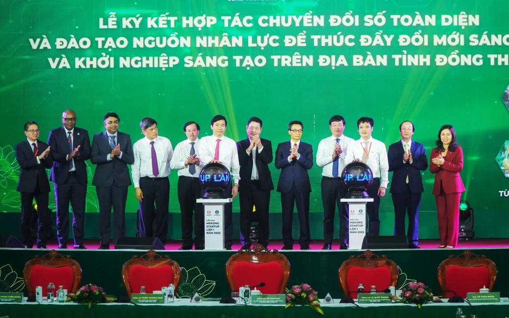 Nghi thức ký kết hợp tác Chuyển đổi số toàn diện và đào tạo nguồn nhân lực để thúc đẩy ĐMST và Khởi nghiệp sáng tạo trên địa bàn tỉnh