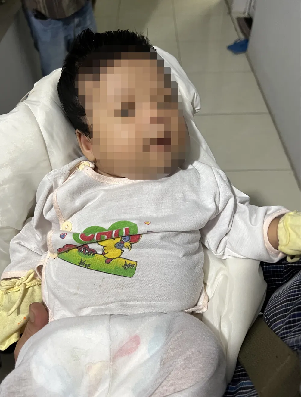 Trẻ sơ sinh được công an giải cứu kịp thời. Ảnh: ĐẠT NHÂN Trẻ sơ sinh được công an giải cứu kịp thời. Ảnh: ĐẠT NHÂN