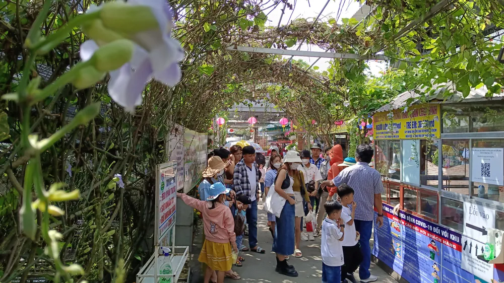 Du khách ở khắp nơi đổ về tham quan, chụp ảnh tại các điểm du lịch tại Sa Đéc