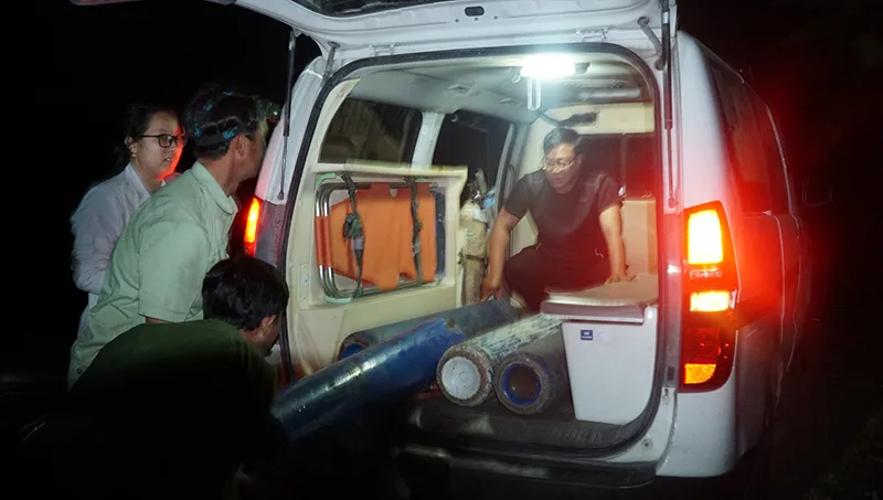 Hơn 10 bình oxy loại 10 kg được bơm xuống khu vực dưới trụ