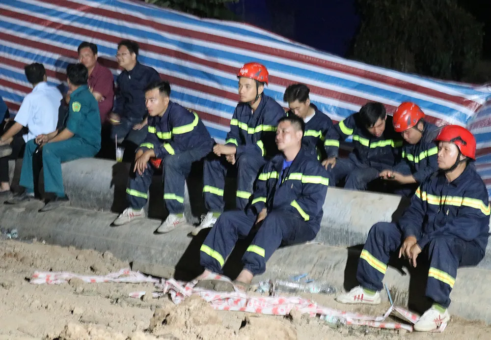 Lực lượng cứu hộ chia thành từng tổ, tốp thay phiên nhau túc trực, dù mệt nhưng vẫn không ngừng nghỉ