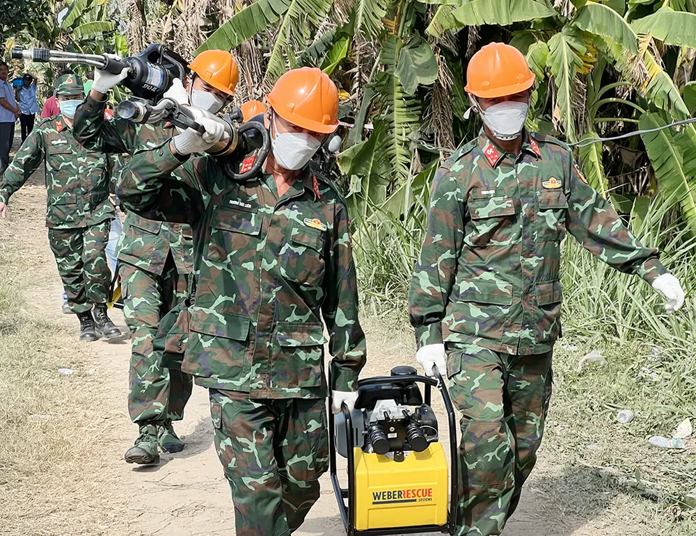 Quân khu điều động lực lượng Công binh đến hiện trường