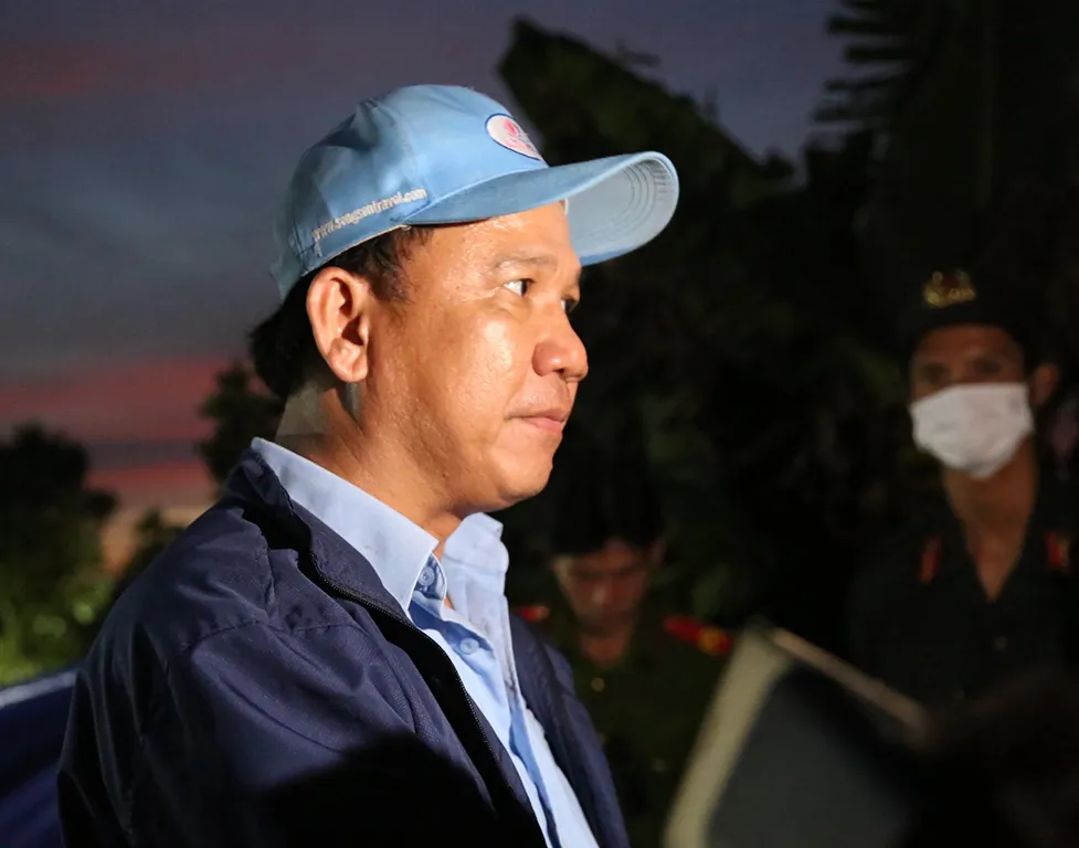 Ông Lê Hoàng Bảo, Giám đốc Sở GTVT tỉnh Đồng Tháp quyết tâm giải cứu được cháu bé trước sáng mai 3-1