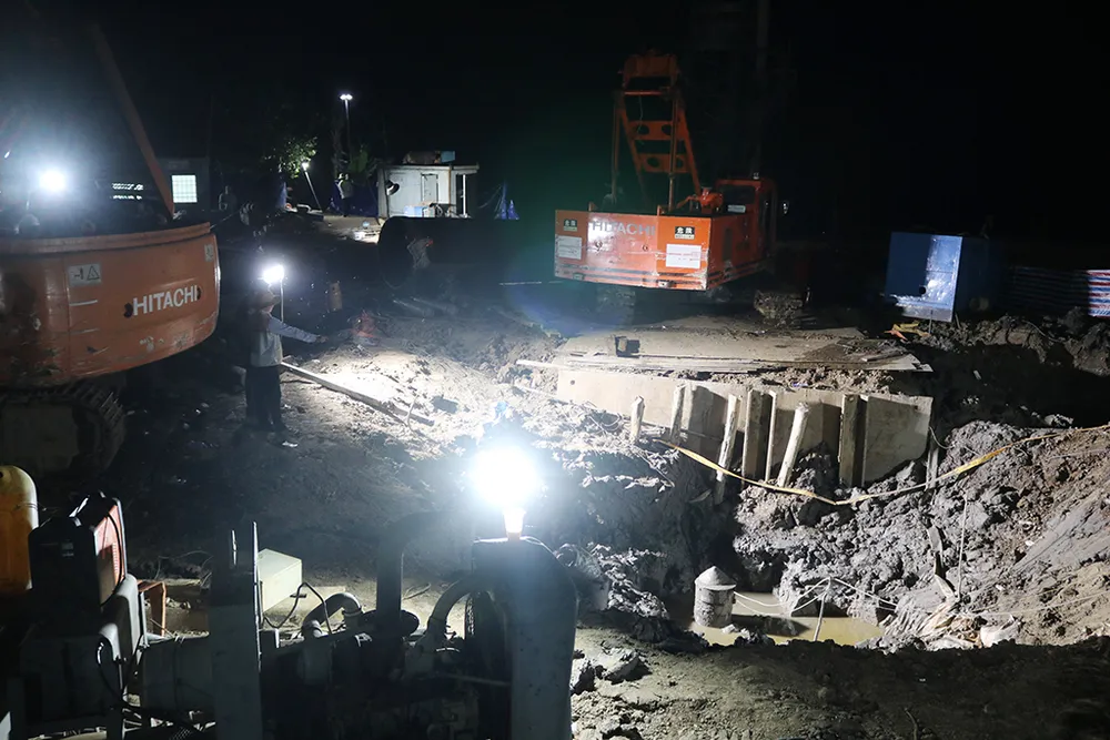 Đến 22 giờ 15 cùng ngày, các lực lượng cứu hộ vẫn đang miệt mài thực hiện các biện pháp kỹ thuật giải cứu cháu bé