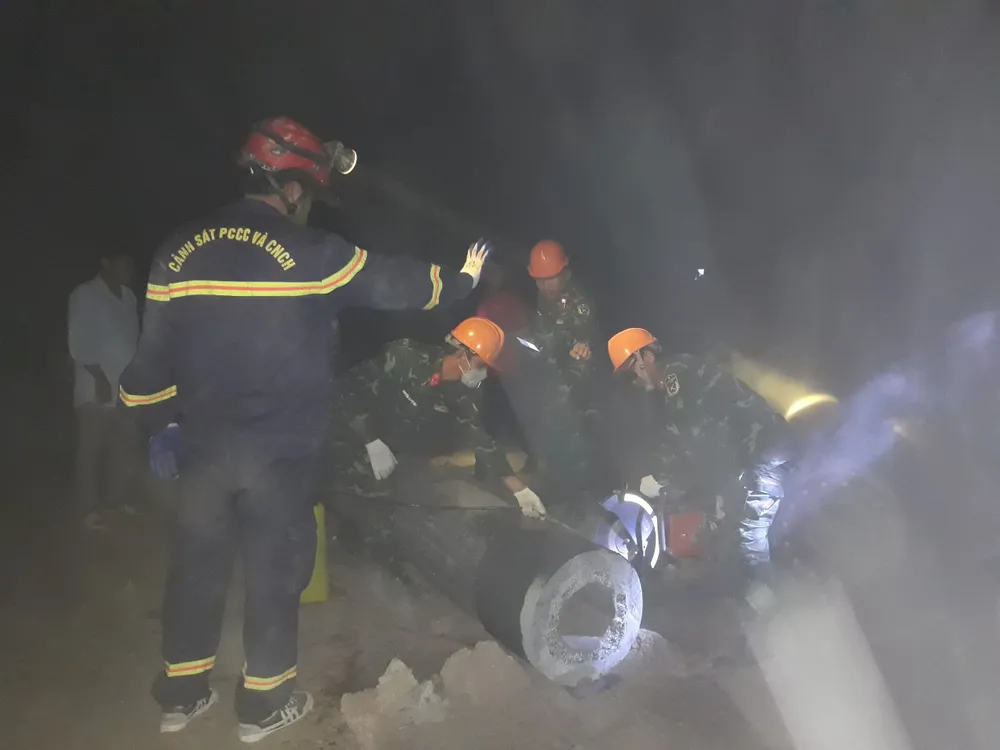 Bộ đội Công binh 25 Quân khu 9 thực hành cắt trụ bê tông sẵn sàng phương án an toàn và nhanh nhất khi xác định được vị trí bé Bộ đội Công binh 25 Quân khu 9 thực hành cắt trụ bê tông sẵn sàng phương án an toàn và nhanh nhất khi xác định được vị trí bé