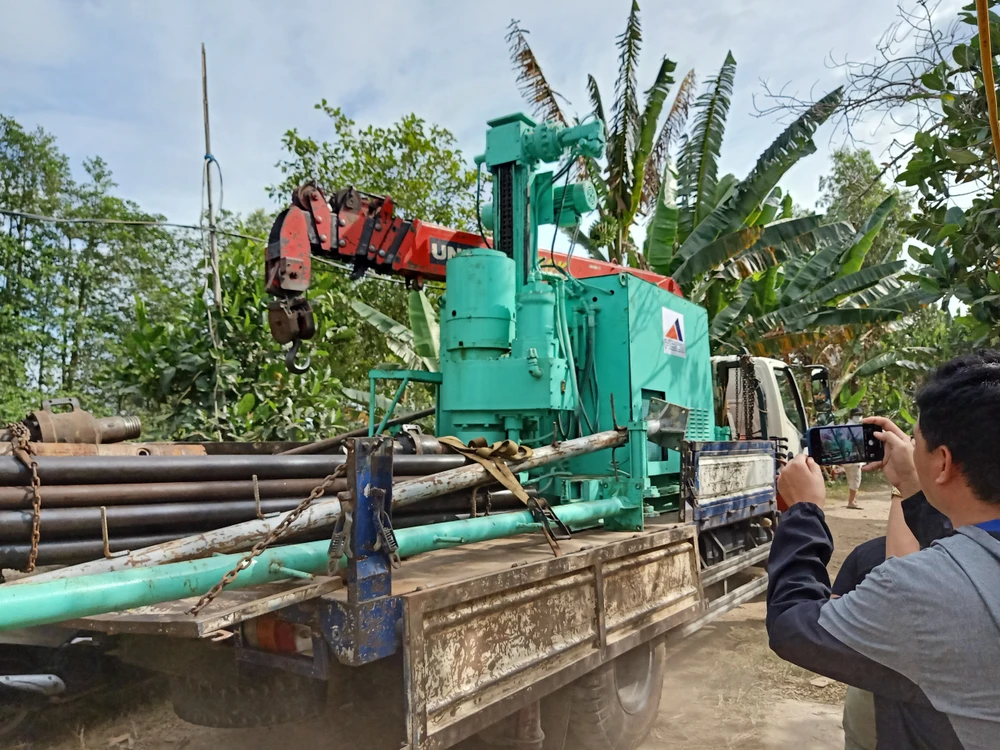 Dàn khoan phụt nước áp lực cao điều động đến hiện trường
