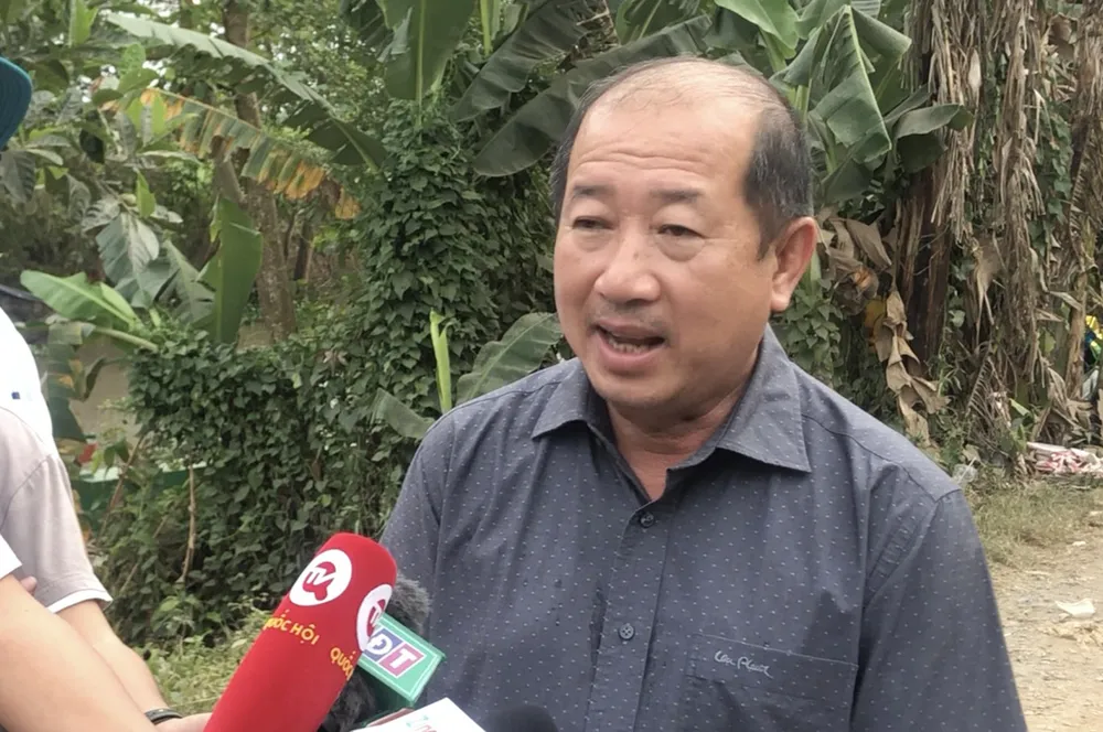 Phó Chủ tịch UBND tỉnh Đồng Tháp Đoàn Tấn Bửu trả lời với báo chí