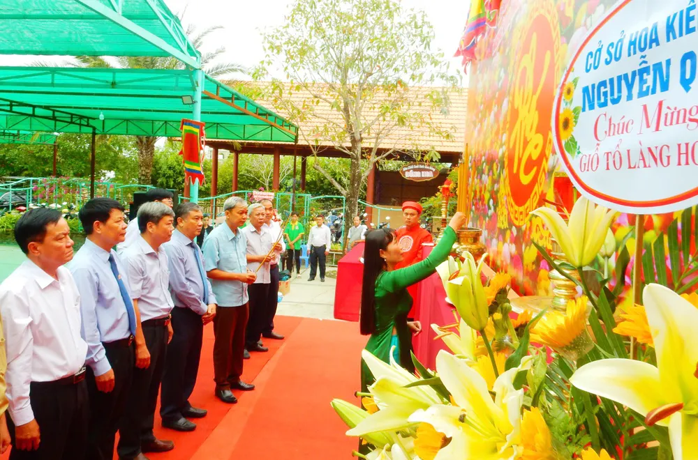 Các đại biểu dâng hương tri ân tiền nhân trồng hoa Các đại biểu dâng hương tri ân tiền nhân trồng hoa