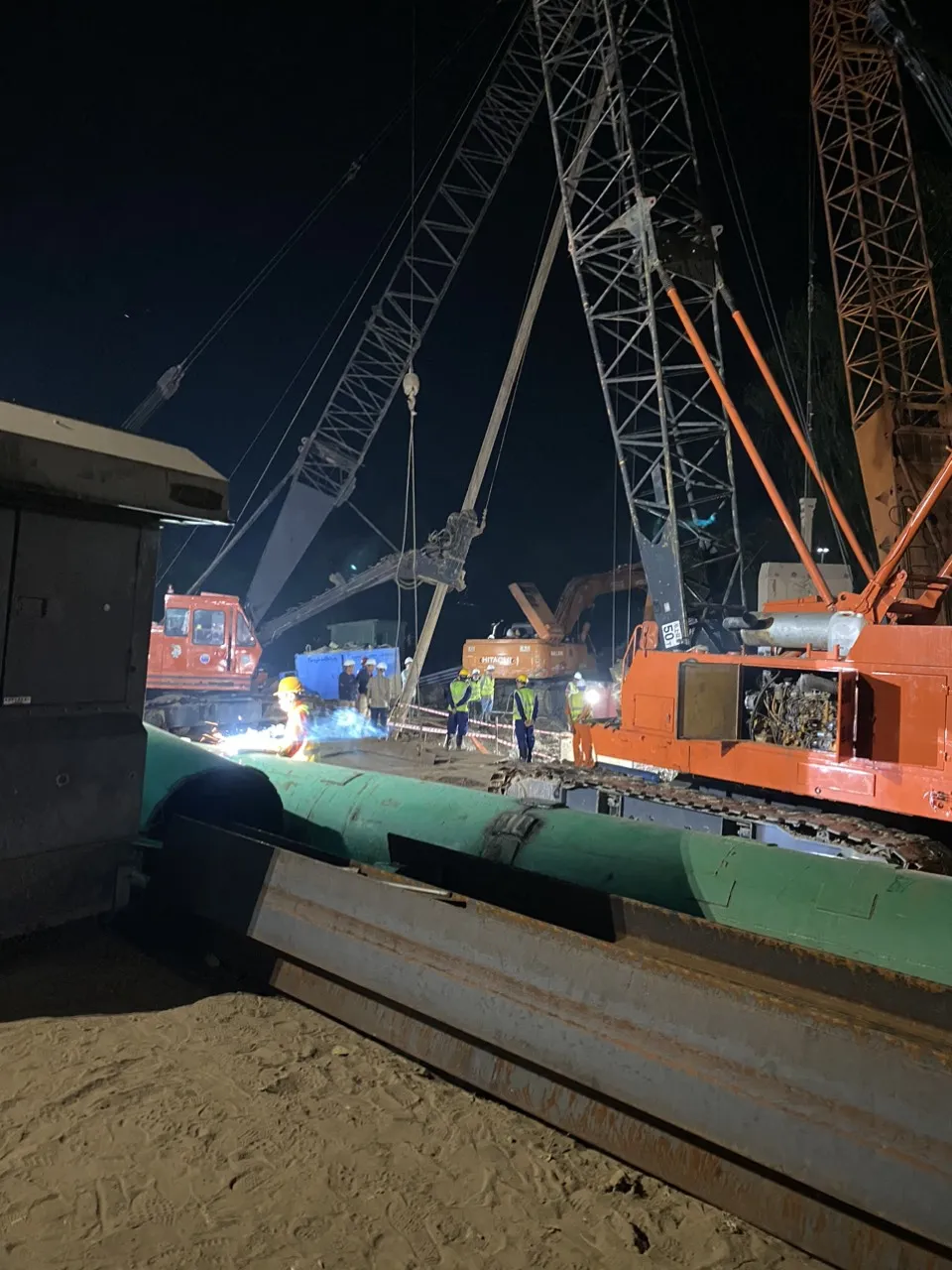 Nhiều thiết bị chuyên dụng được tập kết về hiện trường