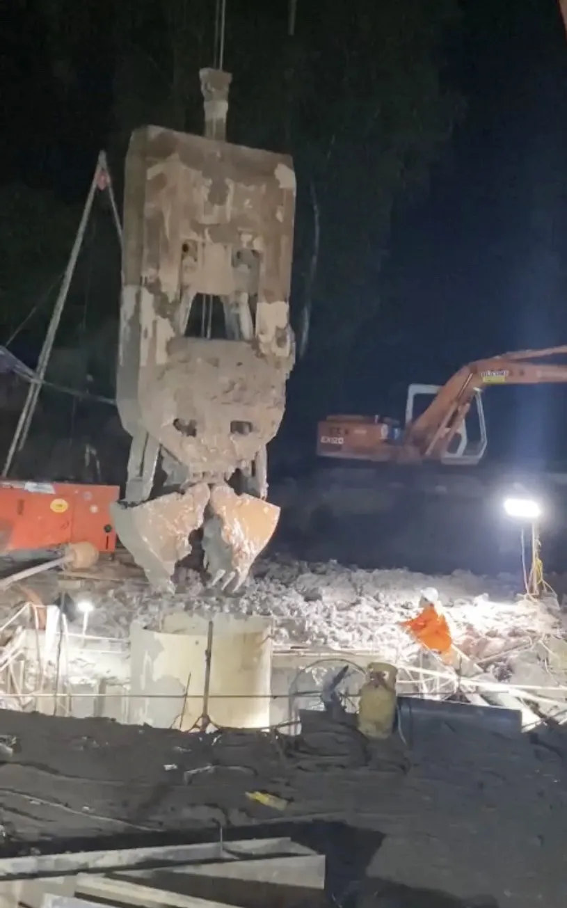 Dùng gàu cạp đất bên trong lòng ống vách