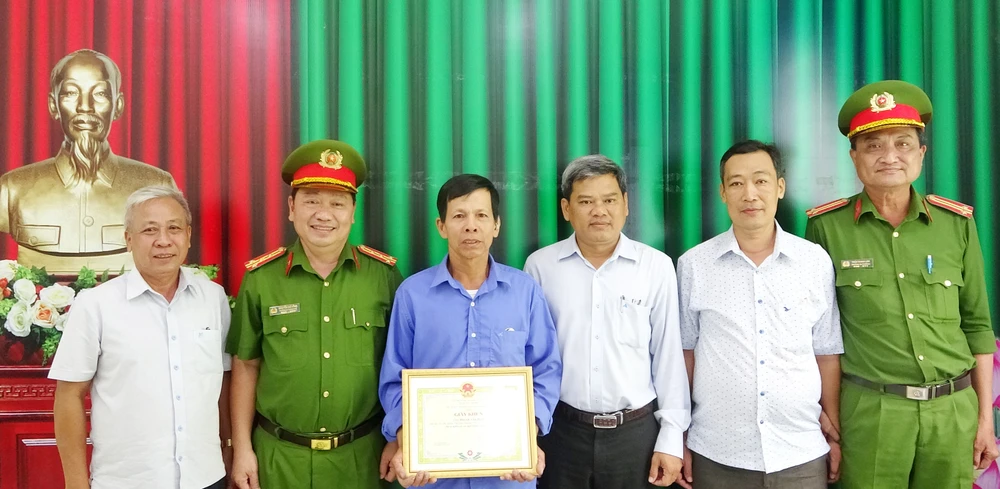 Trao giấy khen cho ông Huỳnh Văn Bình