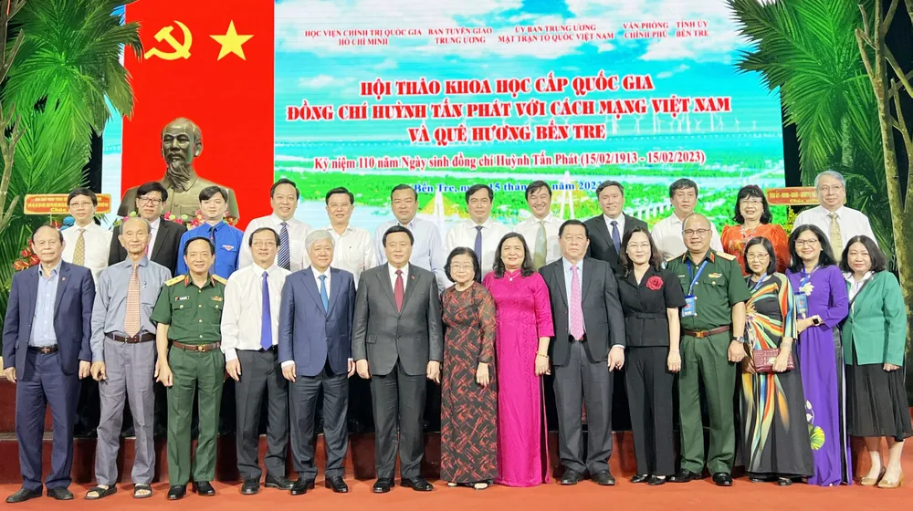 Các đại biểu chụp ảnh lưu niệm tại hội thảo Các đại biểu chụp ảnh lưu niệm tại hội thảo