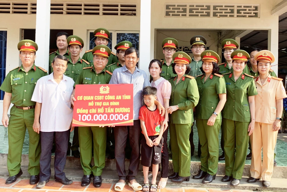Trao bảng tượng trưng 100 triệu đồng cho gia đình cháu Gia Bảo. Ảnh: CTV