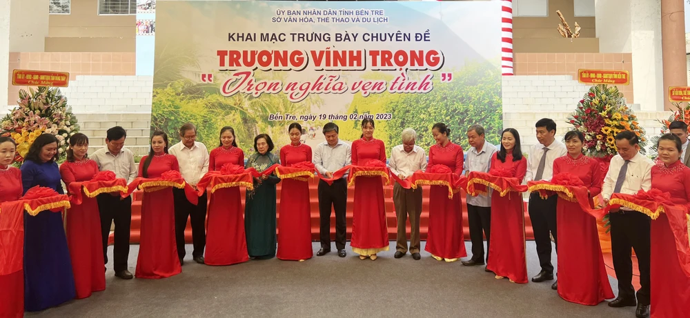 Các đại biểu cắt băng khai mạc trưng bày chuyên đề “Trương Vĩnh Trọng - Trọn nghĩa vẹn tình”