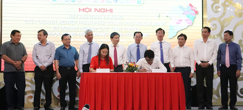 Lễ ký kết giao thương giữa hệ thống phân phối TPHCM với các doanh nghiệp cung ứng vùng ĐBSCL. Ảnh: TÍN HUY