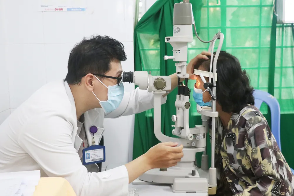 Bác sĩ khám mắt cho người dân