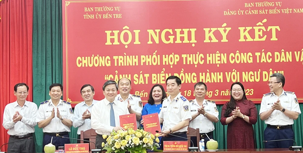 Hai đơn vị thực hiện ký kết chương trình hợp tác “Cảnh sát biển đồng hành cùng ngư dân”