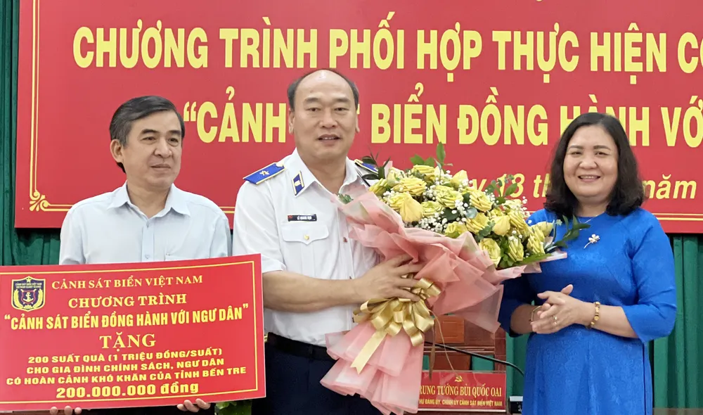 Bộ Tư lệnh Cảnh sát biển trao tặng 200 suất quà cho gia đình chính sách, đồng bào dân tộc tôn giáo, ngư dân có hoàn cảnh khó khăn trên địa bàn tỉnh Bến Tre